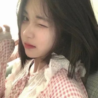 微光下的蓝色男孩